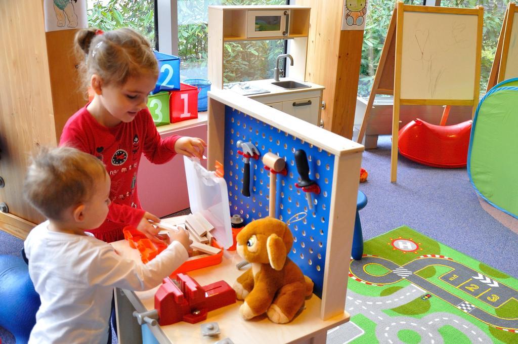 Hotel Aquarius Spa Kołobrzeg Exterior foto Children playing with a toy workbench