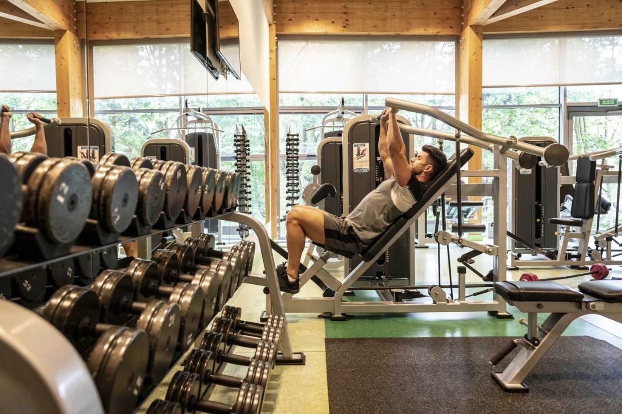 Hotel Aquarius Spa Kołobrzeg Exterior foto A man using a shoulder press machine
