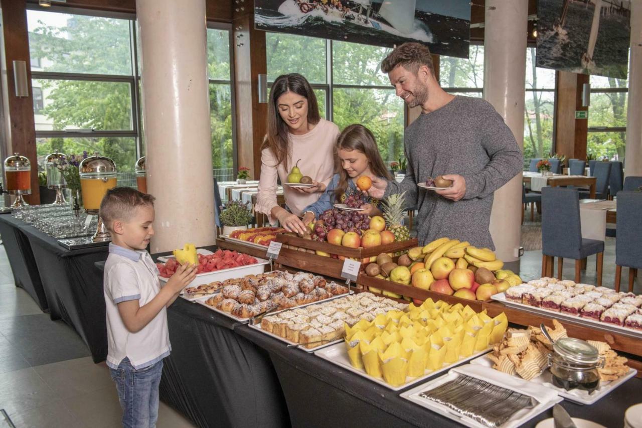 Hotel Aquarius Spa Kołobrzeg Exterior foto Family at a buffet
