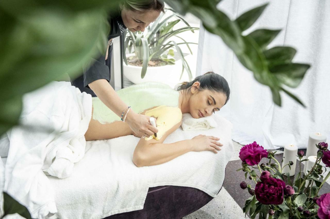 Hotel Aquarius Spa Kołobrzeg Exterior foto A woman receiving a massage