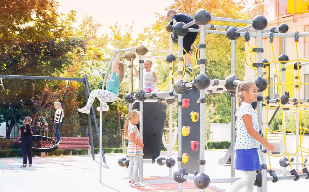Hotel Aquarius Spa Kołobrzeg Exterior foto Children playing on a climbing frame